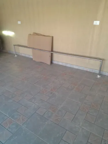 Vendo arara de parede em inox com 3m de comp.