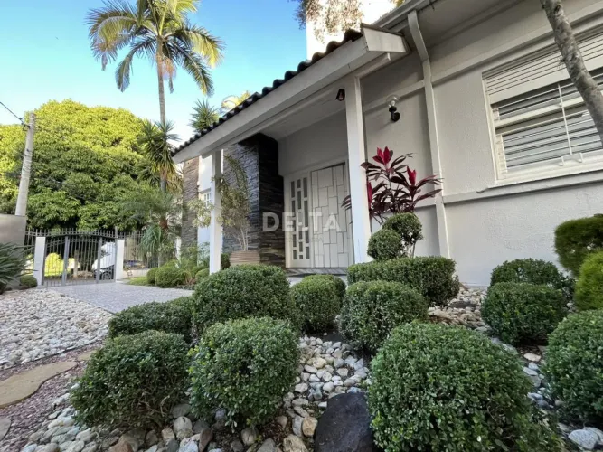 Ótima casa comercial, com excelente espaço e salas para uma clínica médica, estética e mai