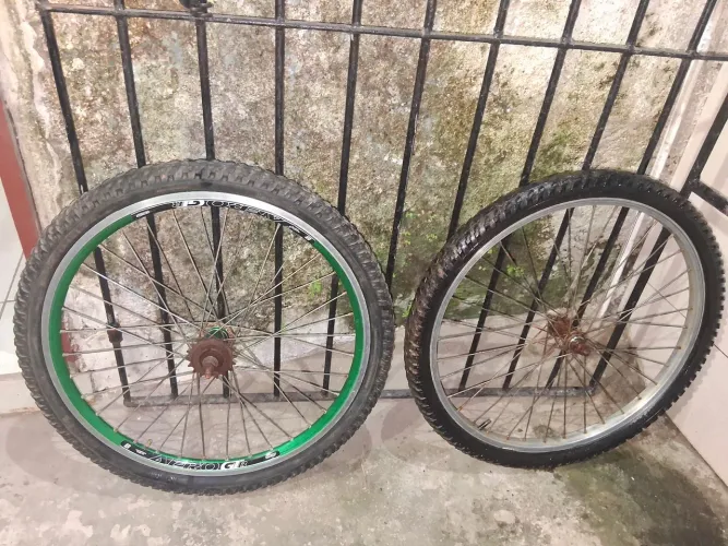 Duas jantes pra vender uma AERO e uma caixão as duas com camara de ar e pneus meia vida