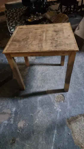 Mesa de madeira com marcas de uso medindo 0,80 x 0,74 x 0,76 altura ((ENTREGO GRATIS))