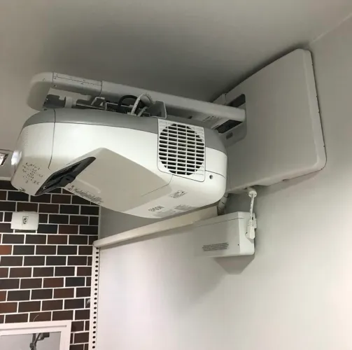 Cinema em Casa ou Escritório: Projetor Epson S27 (HDMI + Wireless Ready) - Impecável!