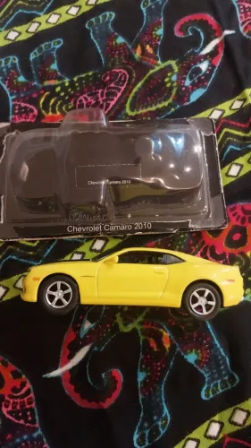 Carrinho de coleção. Chevrolet Camaro 2010 Amarelo. 1:45