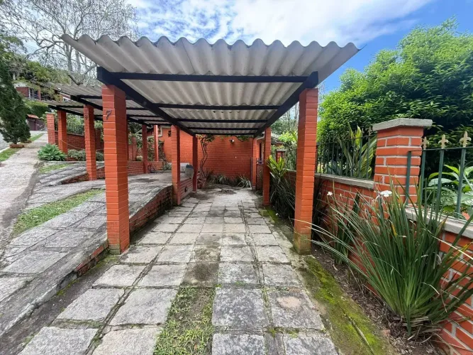 Casa de 3 quartos, mobiliada com varanda, lugar tranquilo, condomínio com lazer e estacion
