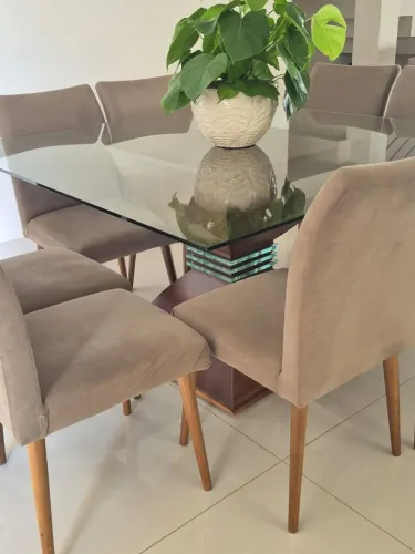 Mesa de vidro 1,40 x 1,40 m com oito cadeiras
