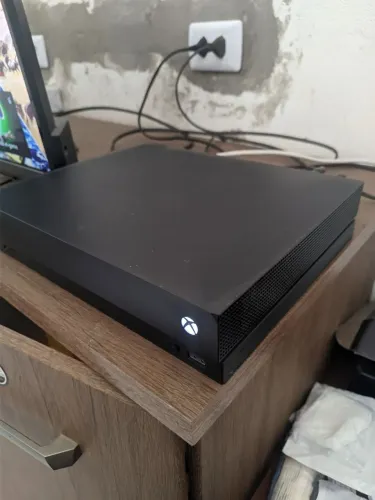 Console Xbox one X 1tb de memória semi novo acompanha controle do Séries X e jogos no HD