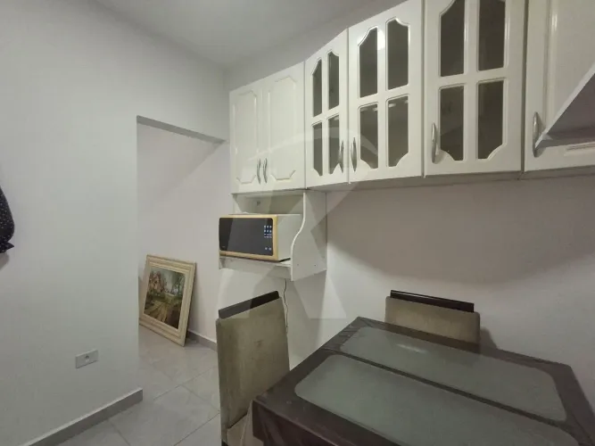 Casa com 1 dormitório, sala, cozinha, banheiro, área de serviço.