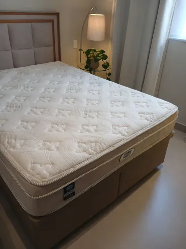 Cama baú bipartido e colchão Simmons