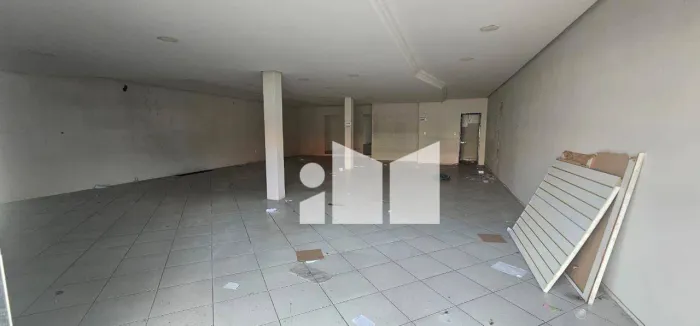 Lojão para aluguel na Av. Carlos LIndemberg com 150 metros na Glória