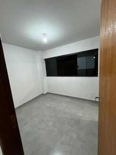 Excelente ap quarto suíte grande, sala grande ,cozinha americana e área de serviço QMS 30A