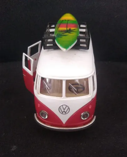 Miniatura Retrô -Kombi Volkswagen T1 1:32 Kinsmart com Prancha Surf 