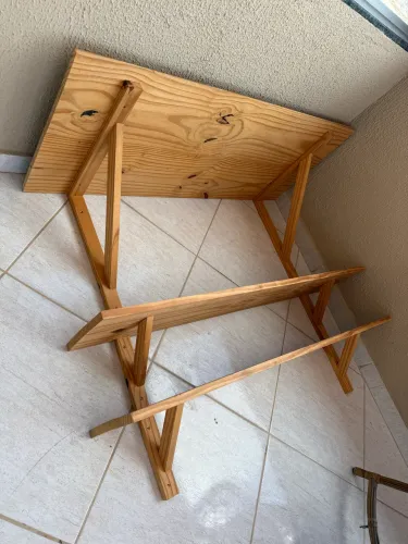 Escrivaninha e prateleiras de madeira maciça 