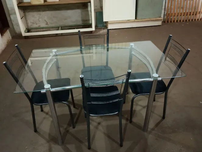 Mesa de vidro com 4 cadeiras e acento em veludo, entrega grátis para Ribeirão preto sp....