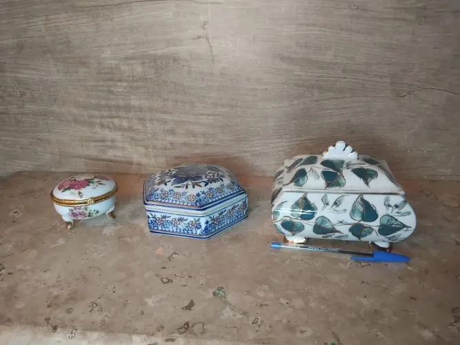 3 porta jóia de porcelana.