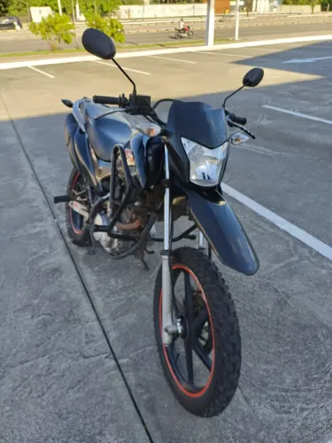 Vendo bros 2013 quitada selada pneu novo sem câmara