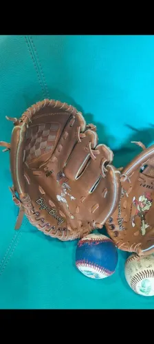 Baseball duas luvas e duas bolas item de Colecionador