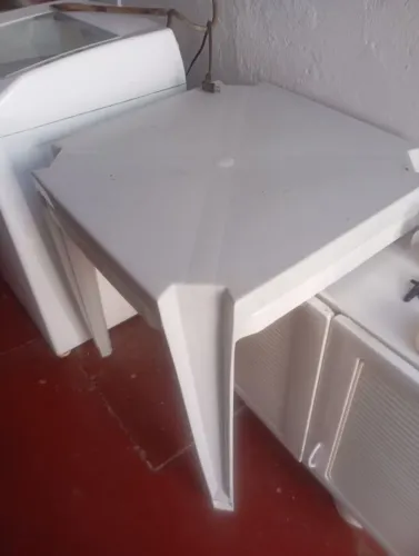 Mesa de plástico branca uma e 70 duas e 120