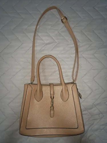 bolsa feminina em couro sintético na cor bege, seminova e em excelente estado.
