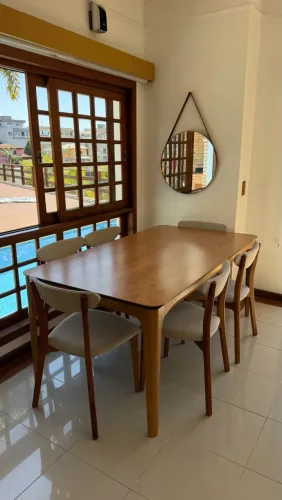 Mesa e cadeiras a venda