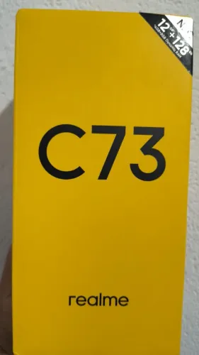 Vendo uma cadeira de escritório e um aspirador robô e um celular vendo os 3