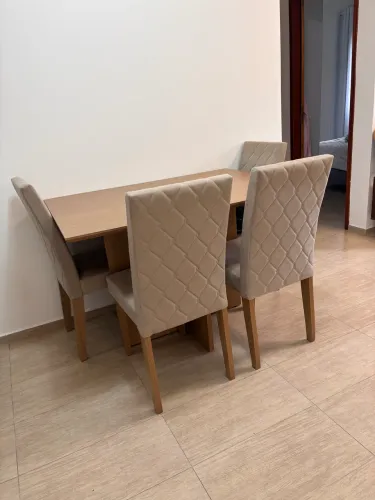 Mesa e 4 cadeiras - perfeito estado, 6 meses de uso 