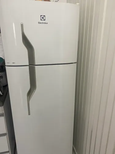 Geladeira eletrolux 2 portas 1.000,00 ou 60,00 em 2x no cartão de crédito