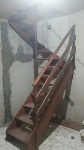 Escada em madeira de Lei beneficiada, tipo U para pequeno espaço