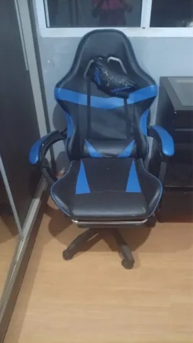 Cadeira gamer, mesa para computador e guarda roupa