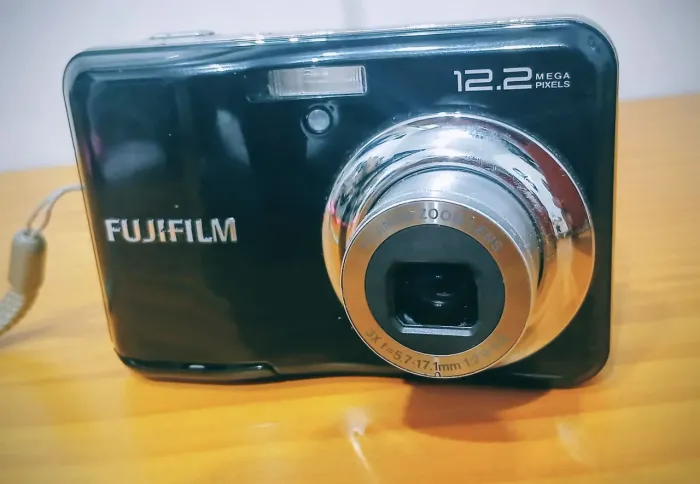 Camera Digital Fujifilm 12.2MP e fotos estilo Y2K