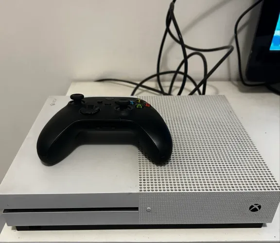 Xbox One S 1TB Branco + Controle + Red Dead Redemption 2 + Naruto Storm 4 (Usado)