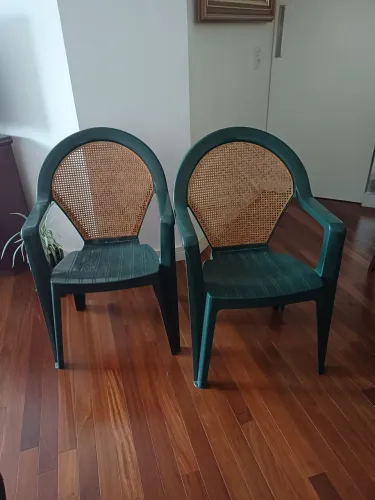 2 cadeiras plásticas