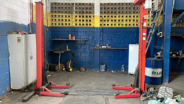 Elevanta carro tudo bom só pegar e usar três toneladas valo $9000 só ligar *71 