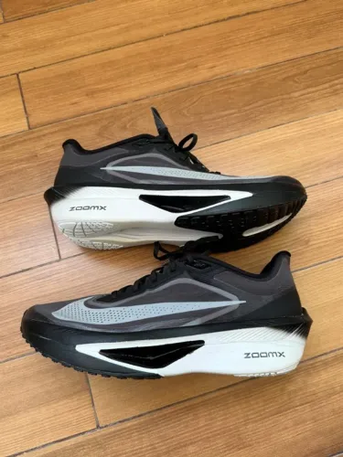 Tênis Nike com Placa Performance de Corrida