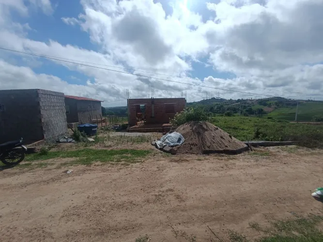 Terreno e casa em andamento 