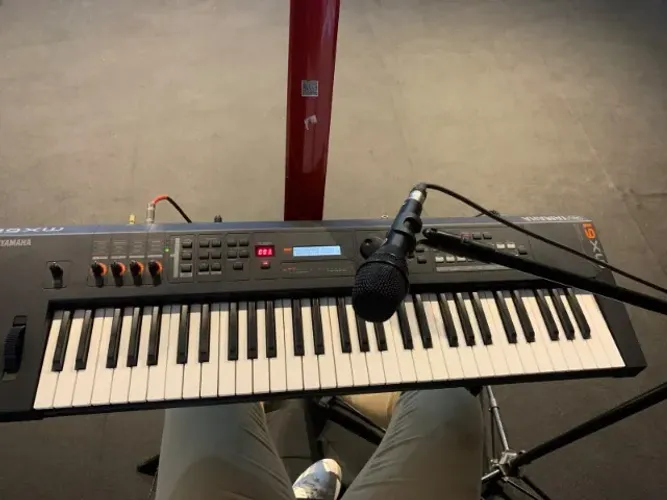 TECLADO MUSICAL - MX 61 V2