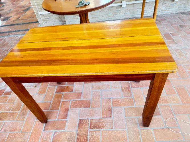 Conjunto de mesas em madeira para 4 lugares