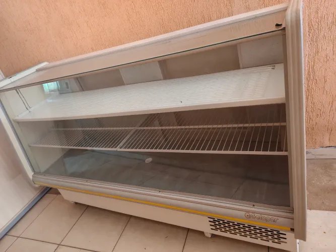 Vende-se um freezer gelopar,duas portas, expositor.
