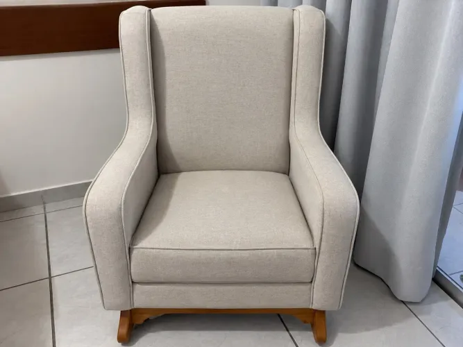 Vendo poltrona de amamentação em linho com banco de apoio