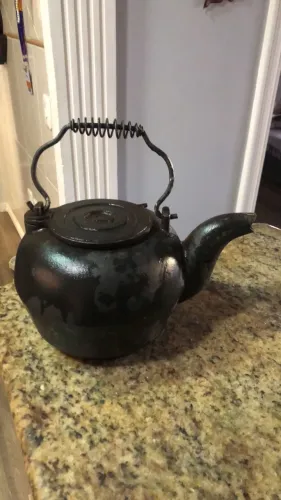 Chaleira antiga de ferro fundido