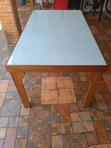 Mesa de madeira com tampo de vidro