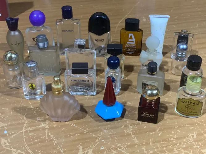 Coleção de frasco de perfumes antigos São 22 itens