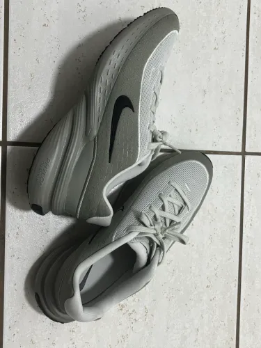Tênis NIKE UPLIFT SC CINZA