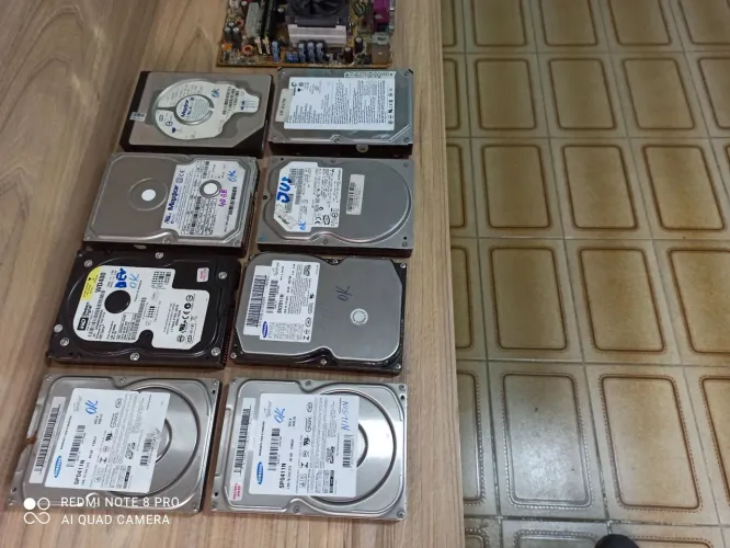 HDs de 40 GB funcionando. 
