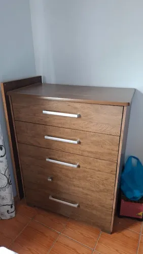 Cômoda 5 gavetas acompanha 2 criados mudos