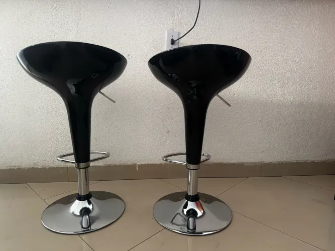 2 banquetas giratórias (1 mês de uso)
