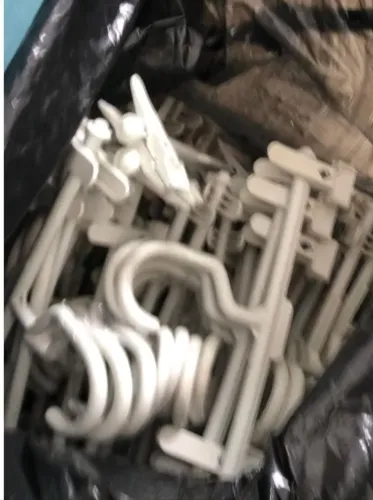 Cabides  para lojas com pegadores pretos e brancos