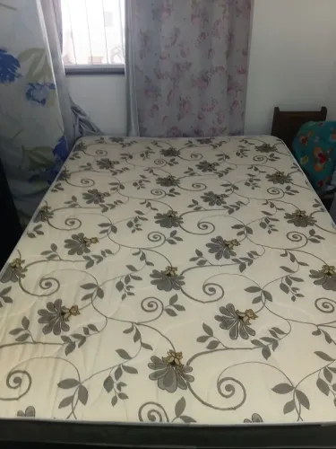 Vende colchão, semi novo, 2 meses apenas de uso, sem nenhuma mancha
