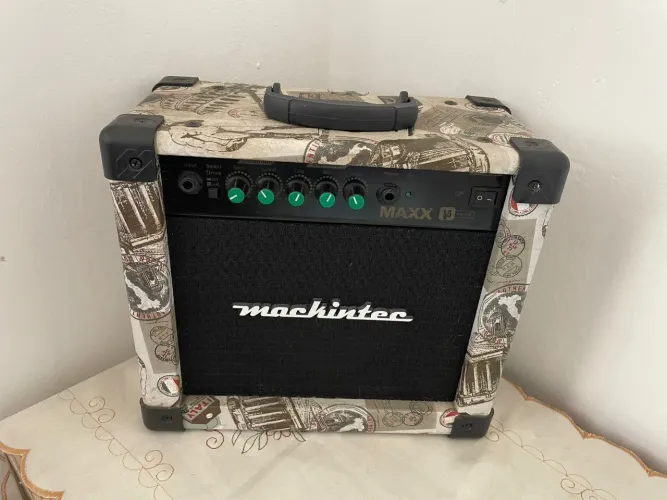 Amplificador de guitarra Mackintec Maxx 15 com uma potência de 15W RMS.