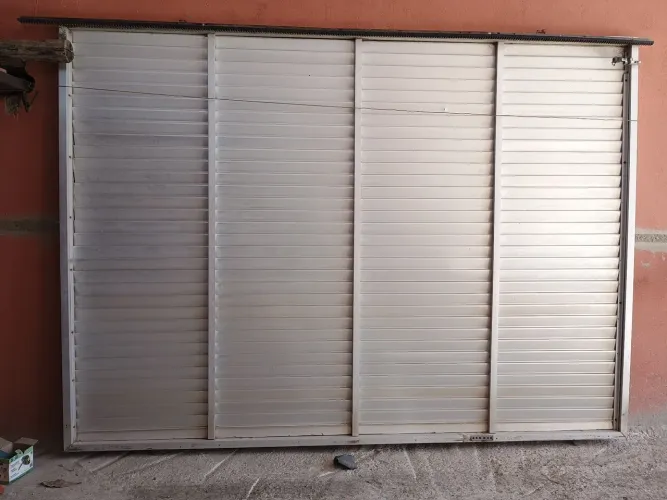 Vendo  um portão de  alumínio persiana 