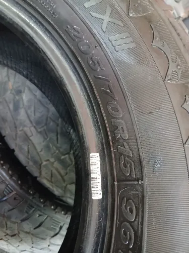 VENDE-SE PAR DE PNEUS 205/70, ARO 15.
