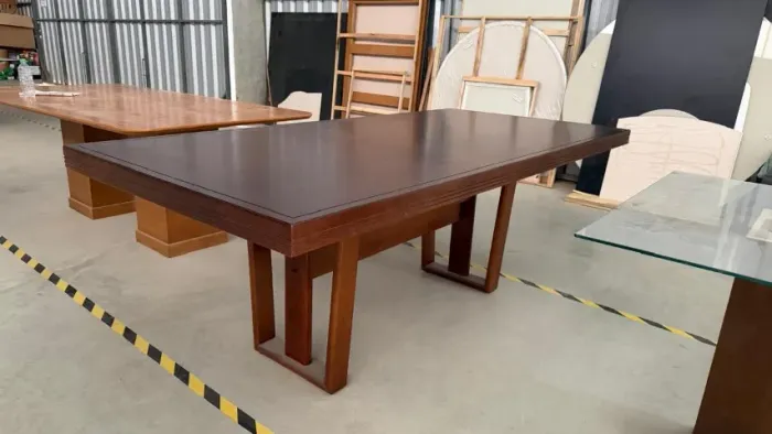 08 - Mesa Retangular 2,20 x 1,06 m | Amadeirado Escuro | Pés em Madeira Elaborados